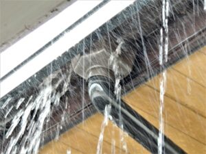 自分でできる雨漏りの応急処置と、破損箇所を見つける手順